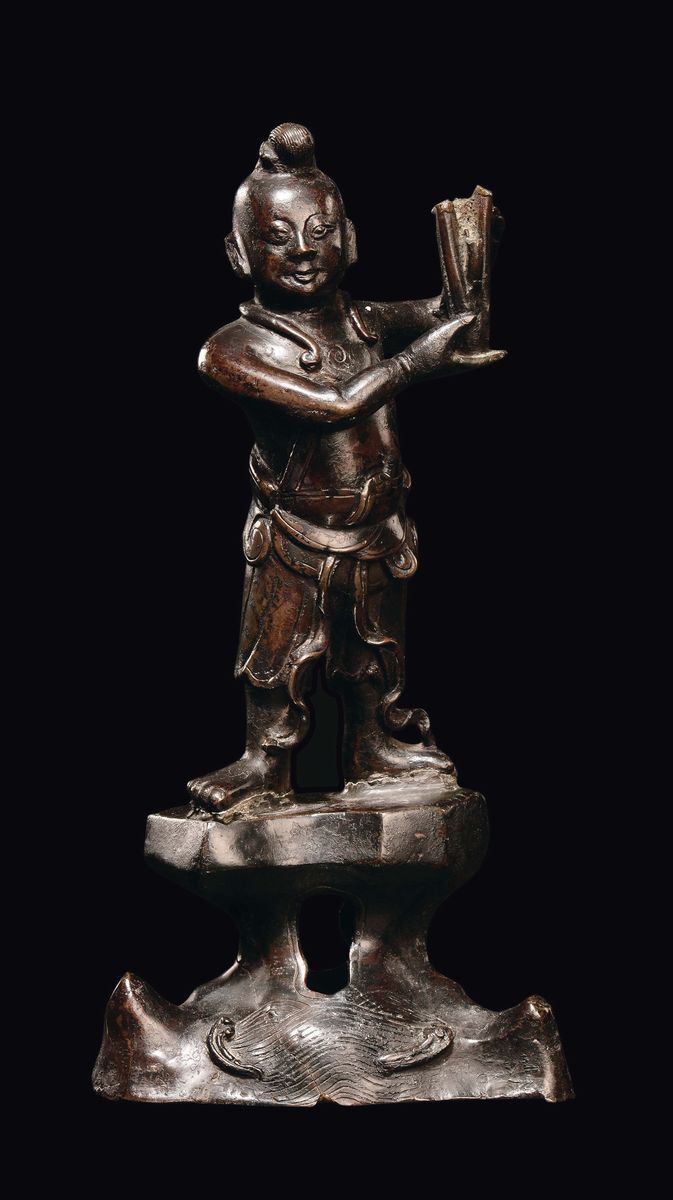 Scultura in bronzo raffigurante fanciullo con vaso, Cina, Dinastia Ming. XVII secolo  - Asta Fine Chinese Works of Art - II - Cambi Casa d'Aste