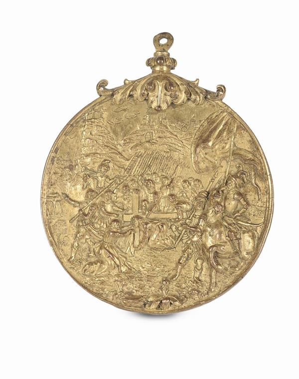 Grande medaglione in bronzo fuso, cesellato e dorato raffigurante la salita al calvario di Cristo, Ausburg inizio XVII secolo