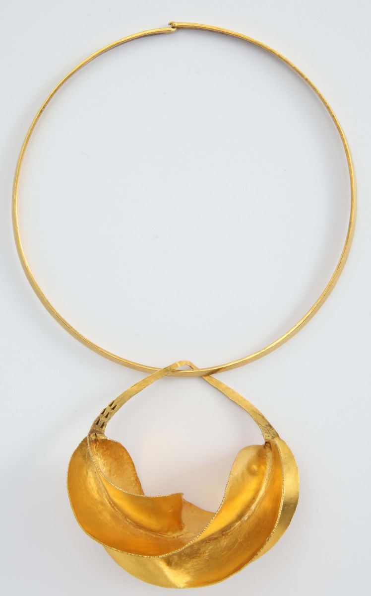 A gold necklace with a gold pendant  - Auction Fine Jewels - I - Cambi Casa d'Aste