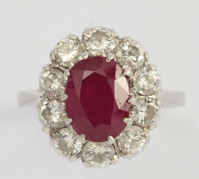 Anello con Rubino Taglio Ovale e Diamanti a Contorno