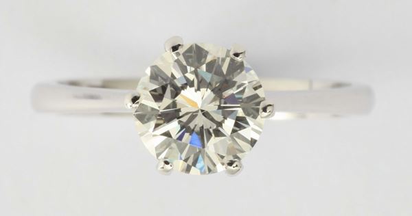 Anello con diamante taglio rotondo a brillante di ct 1,19, colore I - J, purezza VS1