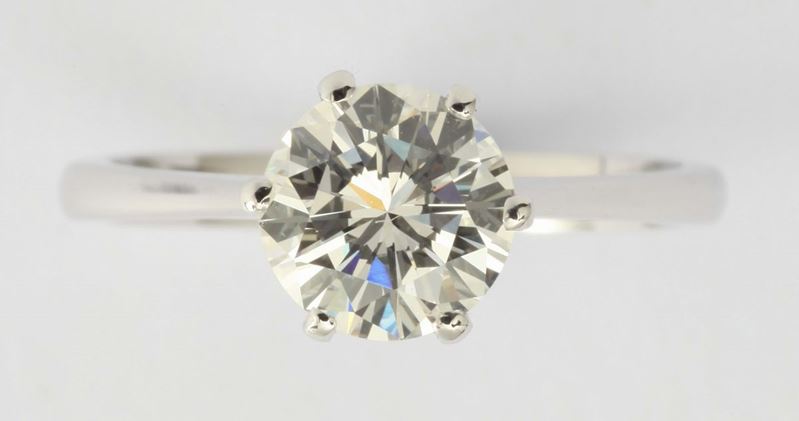 Anello con diamante taglio rotondo a brillante di ct 1,19, colore I - J, purezza VS1  - Asta Fine Jewels - I - Cambi Casa d'Aste
