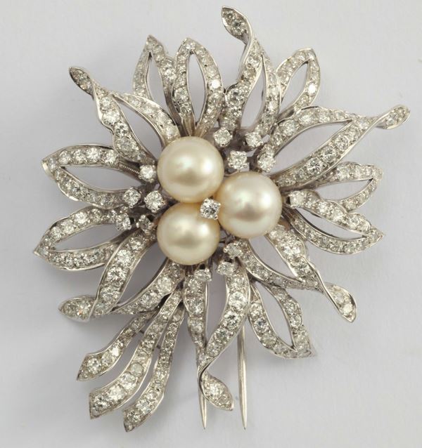 Spilla a soggetto floreale con tre perle e diamanti