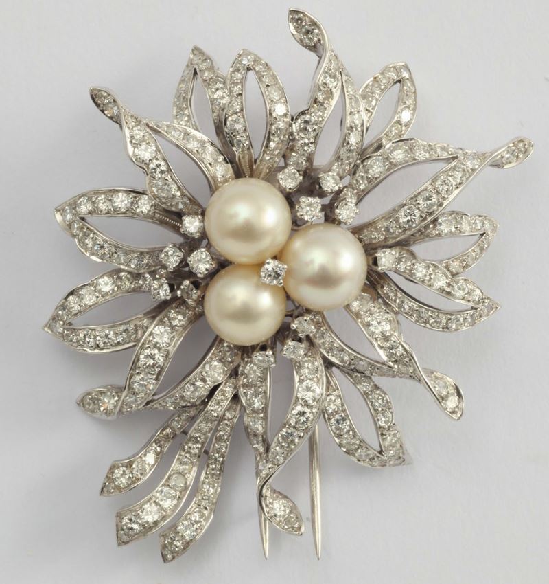 Spilla a soggetto floreale con tre perle e diamanti  - Asta Fine Jewels - I - Cambi Casa d'Aste
