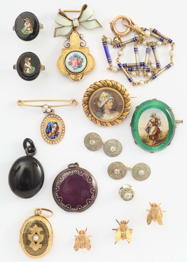 A lot of seven brooches, three portrait, two rings, one gold clock chain and cufflinks