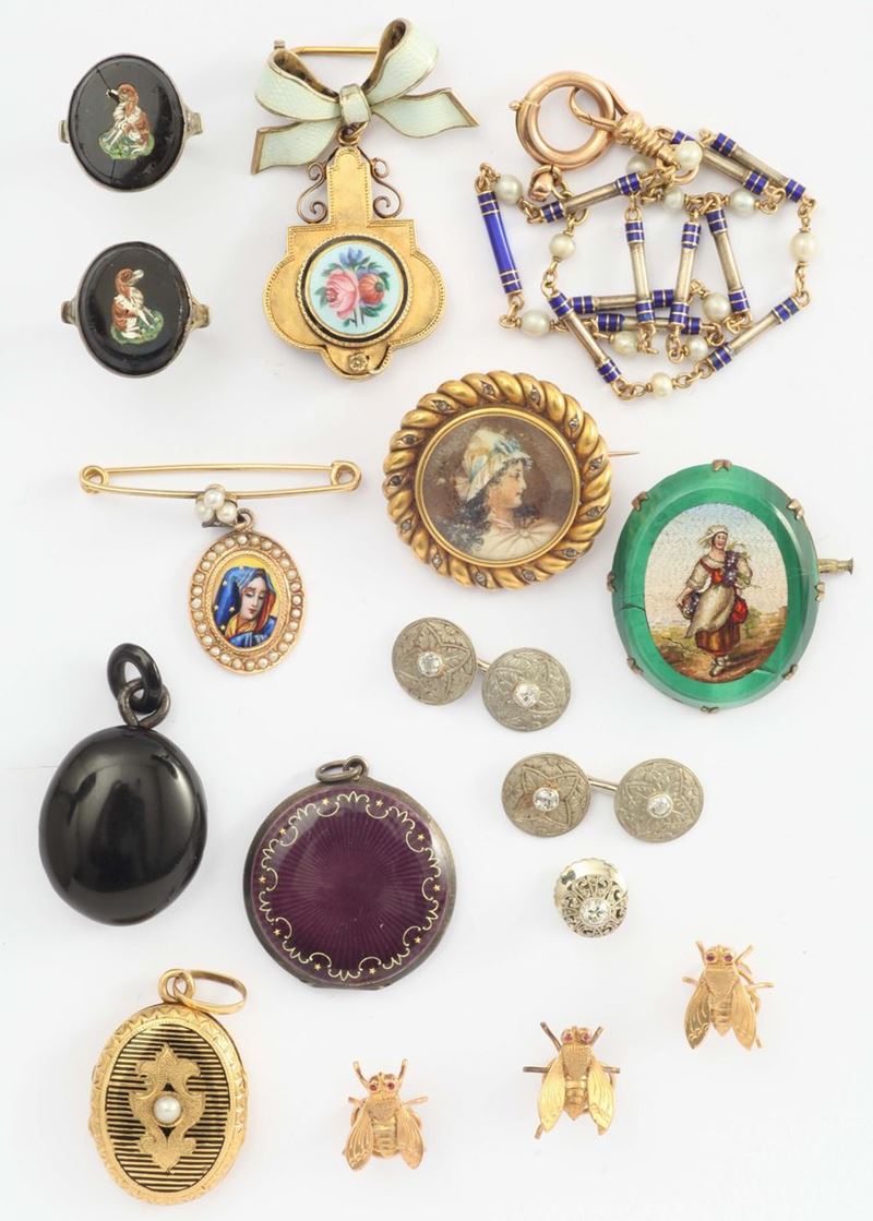 A lot of seven brooches, three portrait, two rings, one gold clock chain and cufflinks  - Auction Fine Jewels - I - Cambi Casa d'Aste