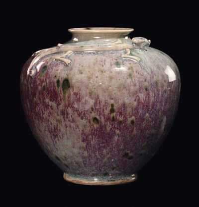 Vaso Flambè sui Toni del Viola e del Verde con Draghetto in Rilievo, Cina, Dinastia Qing, XIX Sec...