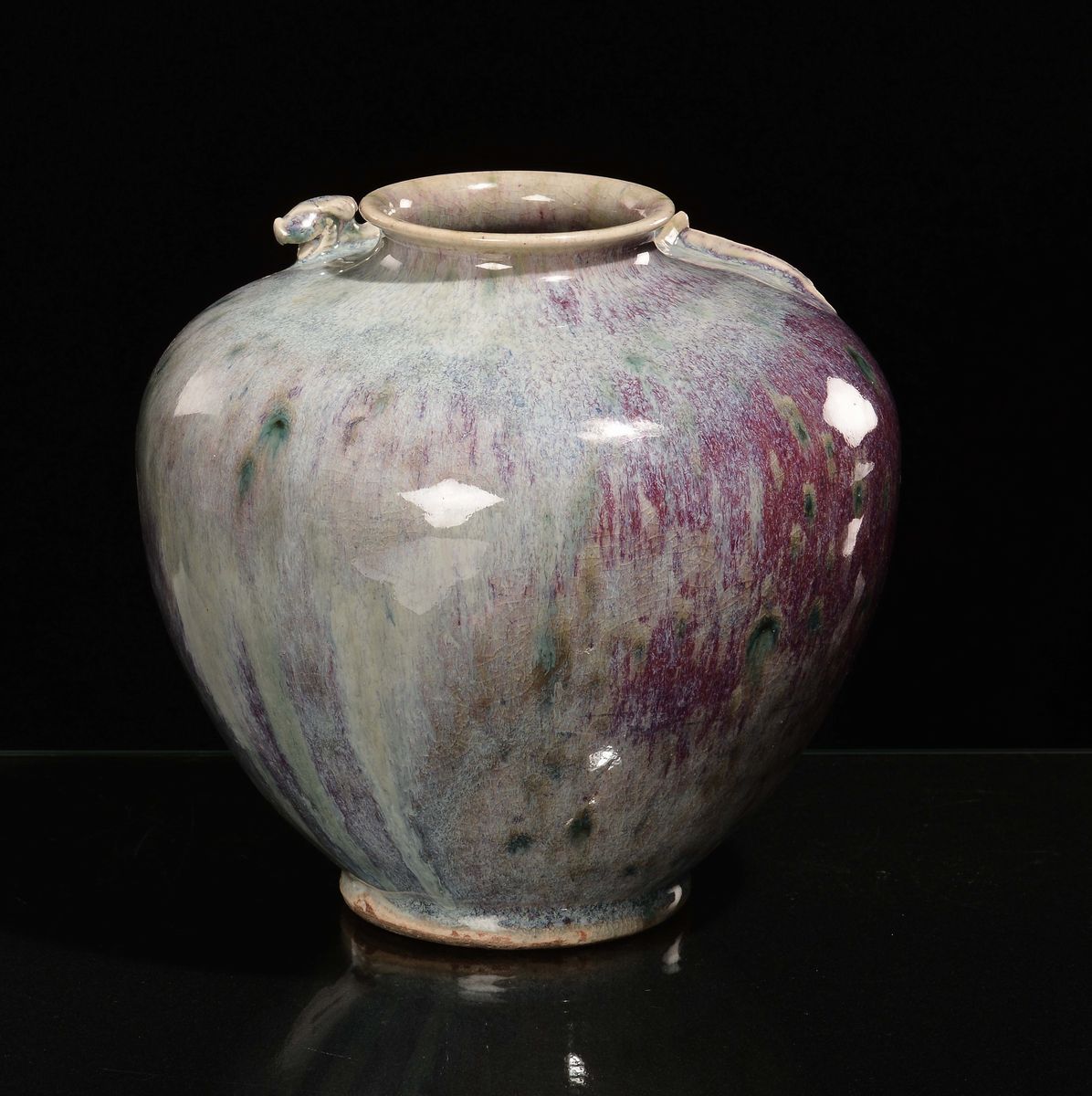 Vaso Flambè sui Toni del Viola e del Verde con Draghetto in Rilievo, Cina, Dinastia Qing, XIX Sec...