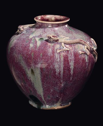 Vaso Flambè sui Toni del Viola con Due Draghetti in Rilievo, Cina, Dinastia Qing, XIX Secolo