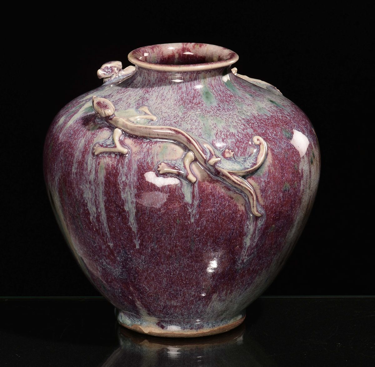 Vaso Flambè sui Toni del Viola con Due Draghetti in Rilievo, Cina, Dinastia Qing, XIX Secolo