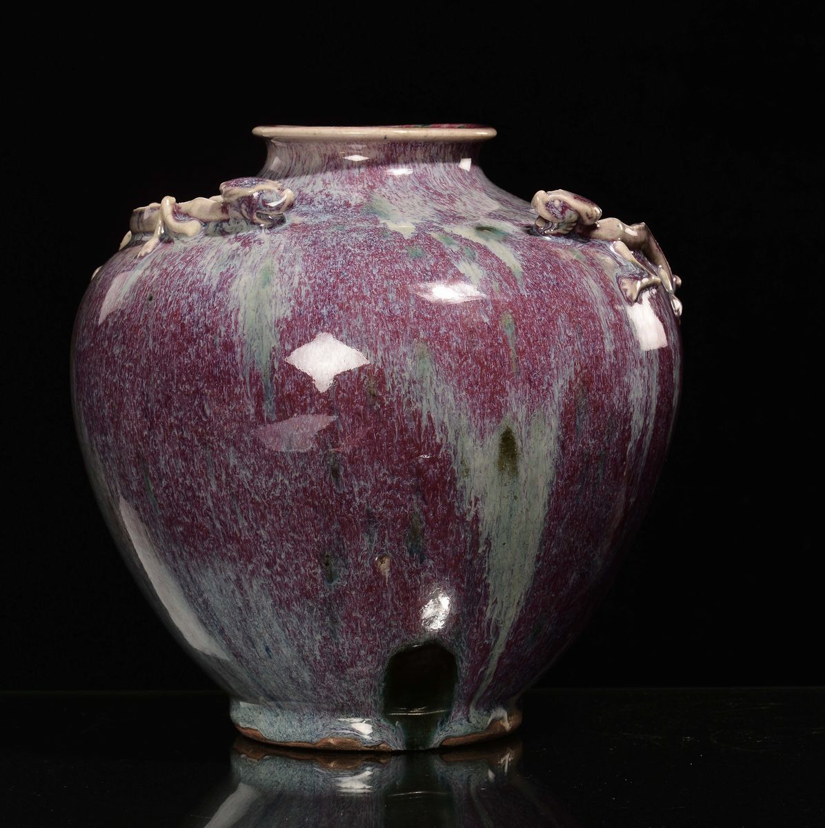 Vaso Flambè sui Toni del Viola con Due Draghetti in Rilievo, Cina, Dinastia Qing, XIX Secolo