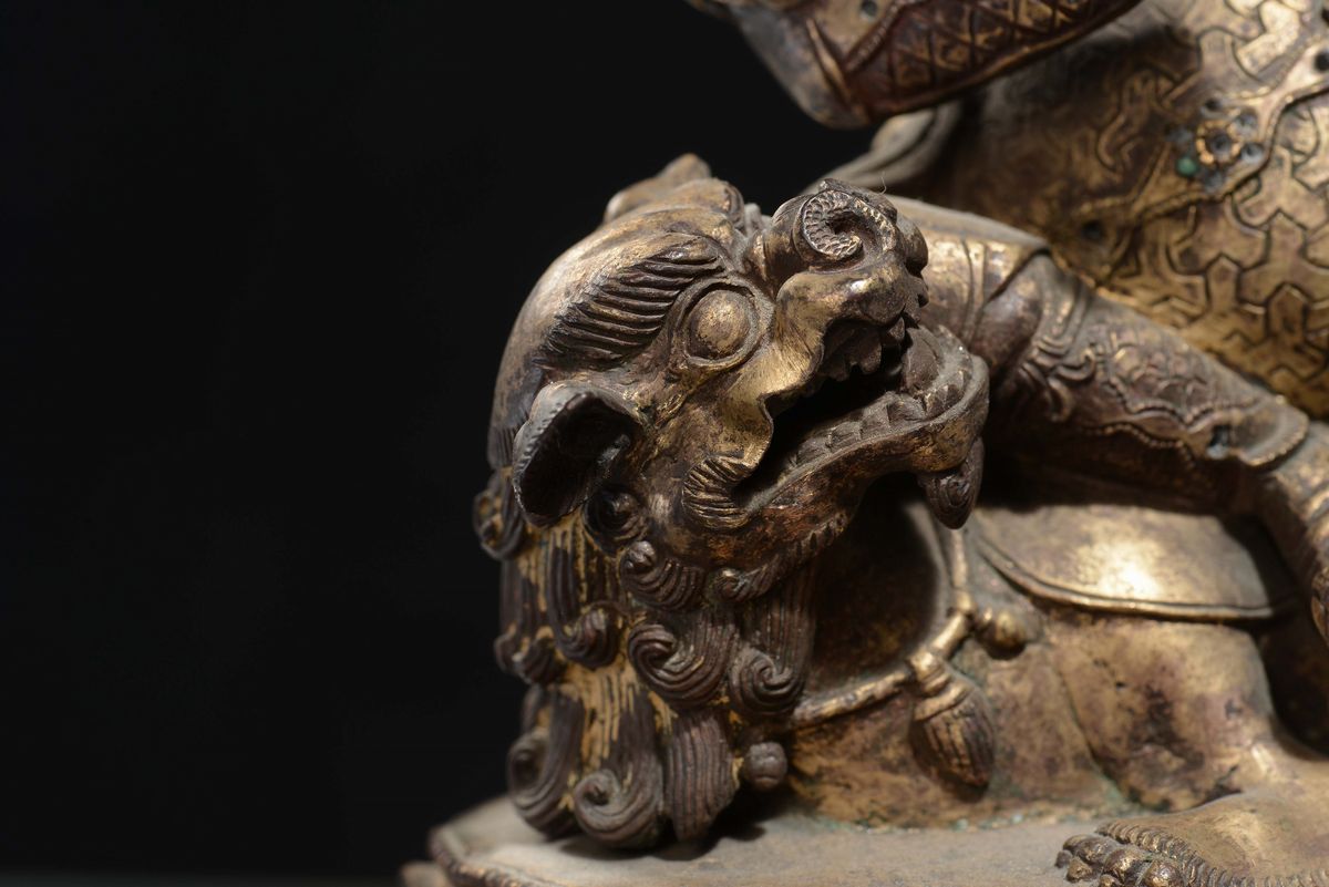 Bella Scultura in Bronzo Dorato Raffigurante Vaisravana su Cane di Pho, Tibet, XVI Secolo