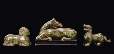 Lotto Composto da Tre Sculture in Giada Spinacio di Cavallo, Cane e Bufalo, Cina, Dinastia Qing, ...