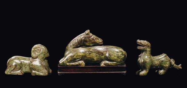 Lotto composto da tre sculture in giada spinacio di cavallo, cane e bufalo, Cina, Dinastia Qing, XIX secolo
