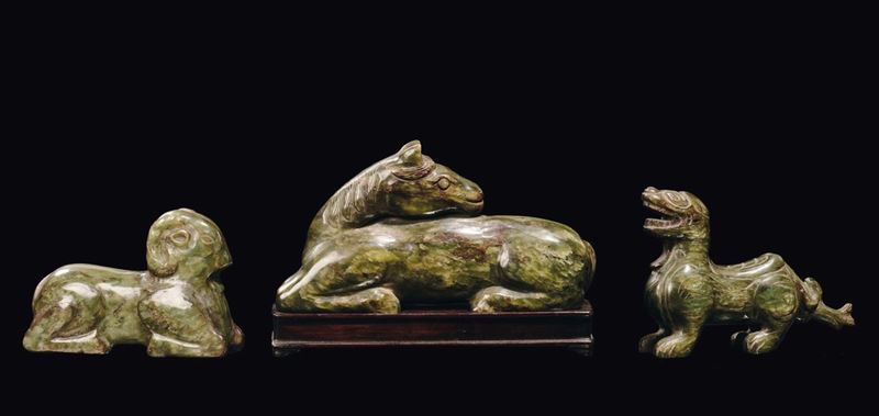 Lotto composto da tre sculture in giada spinacio di cavallo, cane e bufalo, Cina, Dinastia Qing, XIX secolo  - Asta Fine Chinese Works of Art - II - Cambi Casa d'Aste