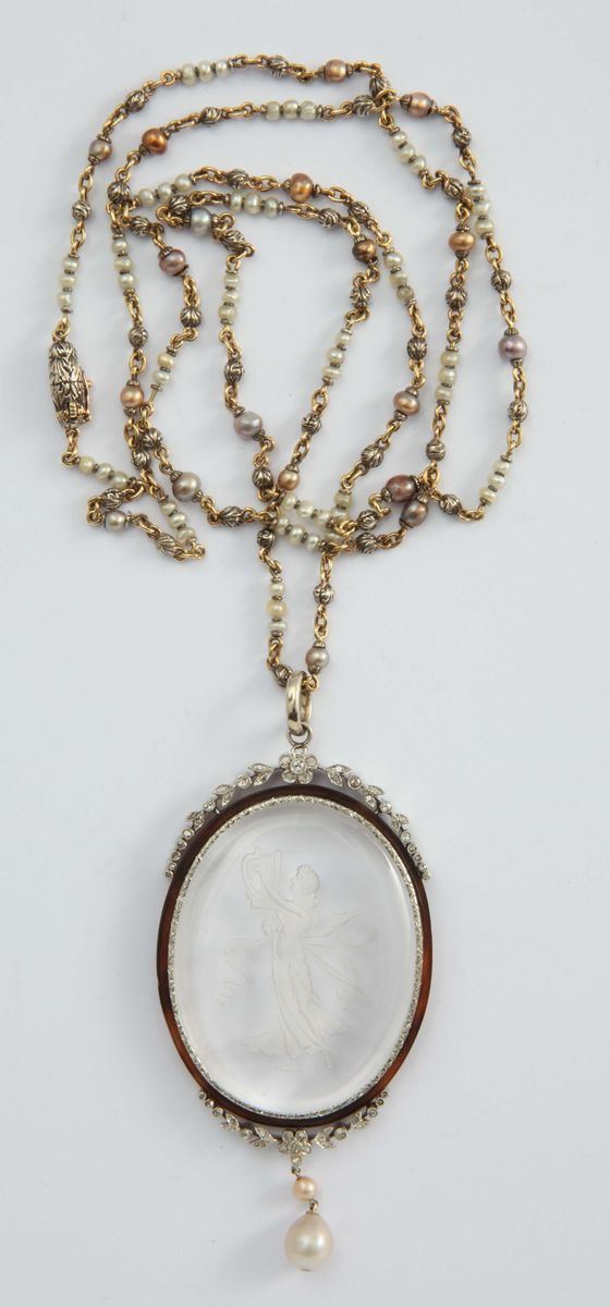 An engraved rock crystal pendant with a sedds pearl, gold and sillver necklace  - Auction Fine Jewels - I - Cambi Casa d'Aste