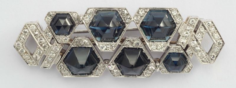 A sapphire, diamond and platinum brooch  - Auction Fine Jewels - I - Cambi Casa d'Aste