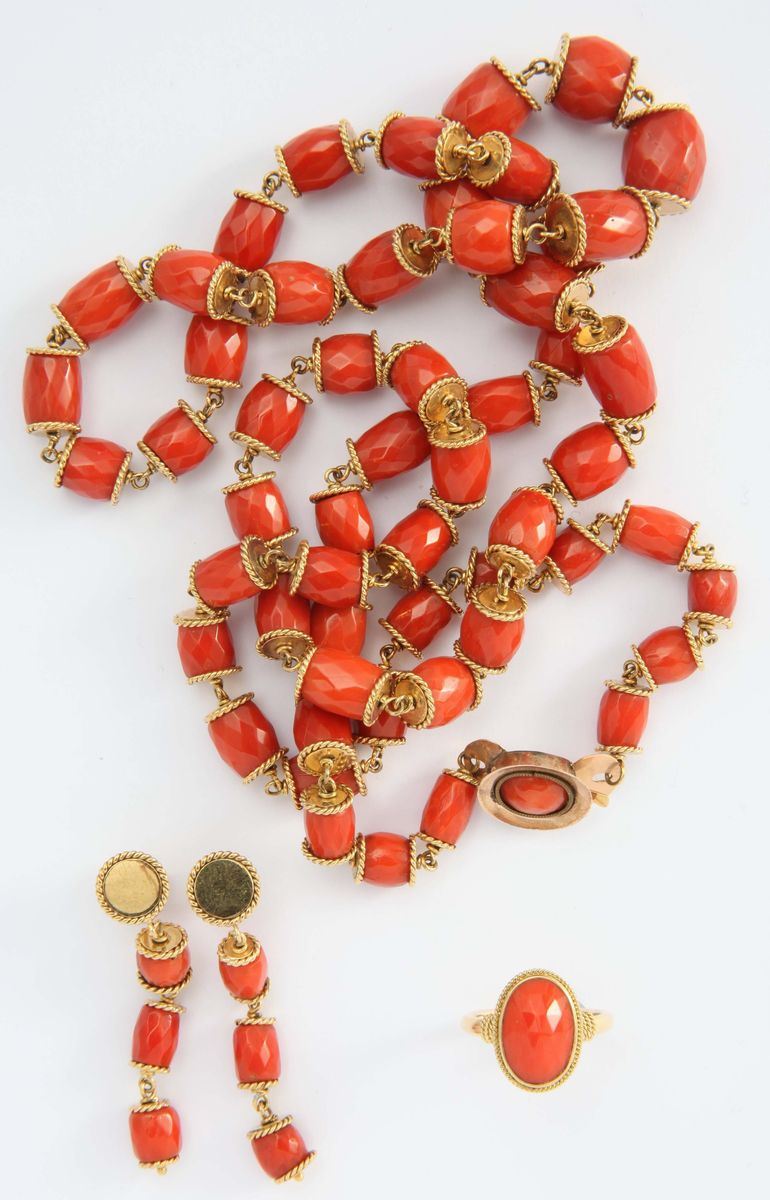 A coral and gold necklace, ring and a pair of earrings  - Auction Fine Jewels - I - Cambi Casa d'Aste