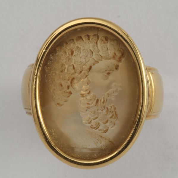 An engraved agate and gold ring
