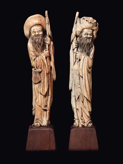 Coppia di Saggi con Bastone Scolpiti in Avorio, Cina, Dinastia Qing, XIX Secolo