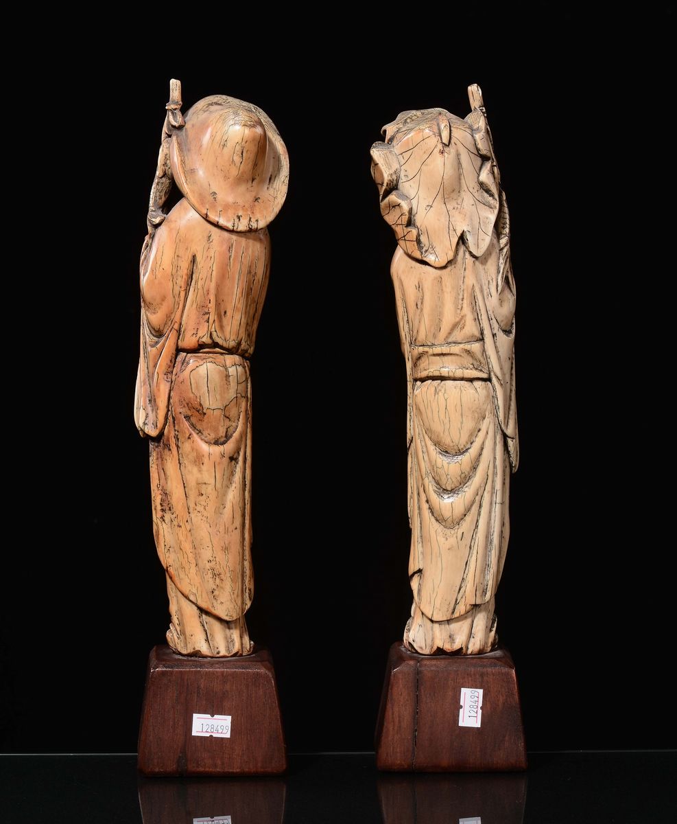 Coppia di Saggi con Bastone Scolpiti in Avorio, Cina, Dinastia Qing, XIX Secolo