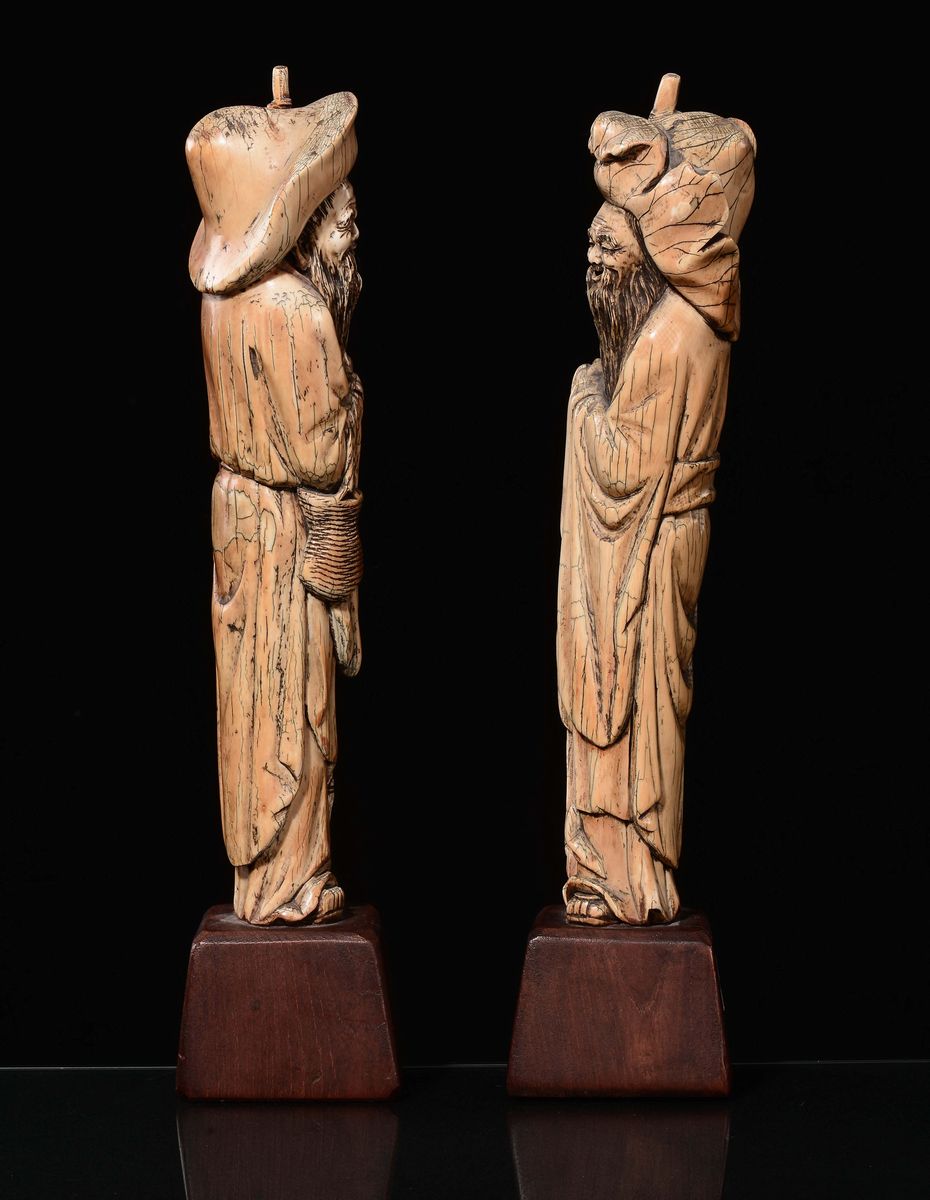 Coppia di Saggi con Bastone Scolpiti in Avorio, Cina, Dinastia Qing, XIX Secolo