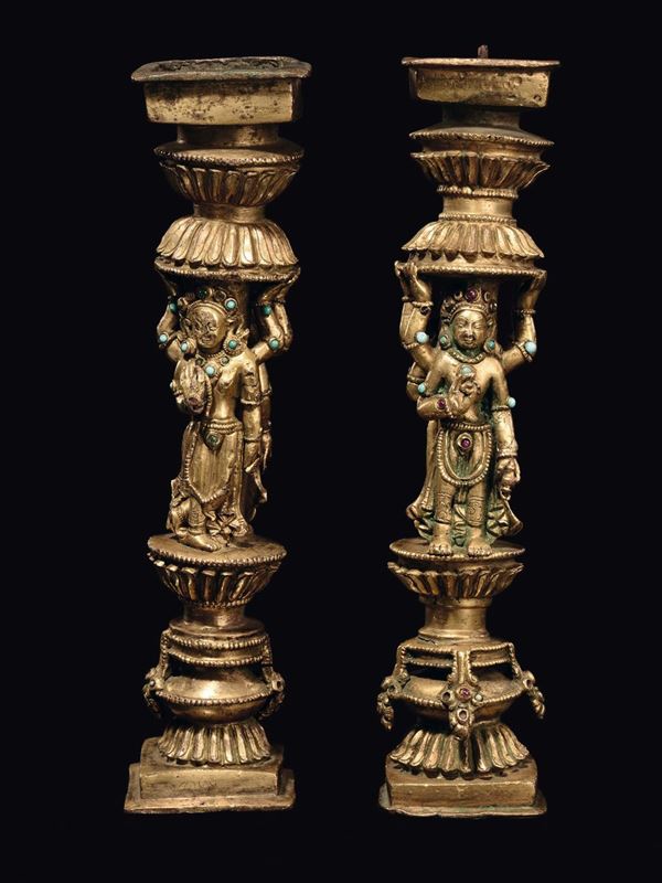 Rara coppia di ornamenti in bronzo dorato e pietre dure nel gusto del monastero di Densatil, Tibet, XV secolo