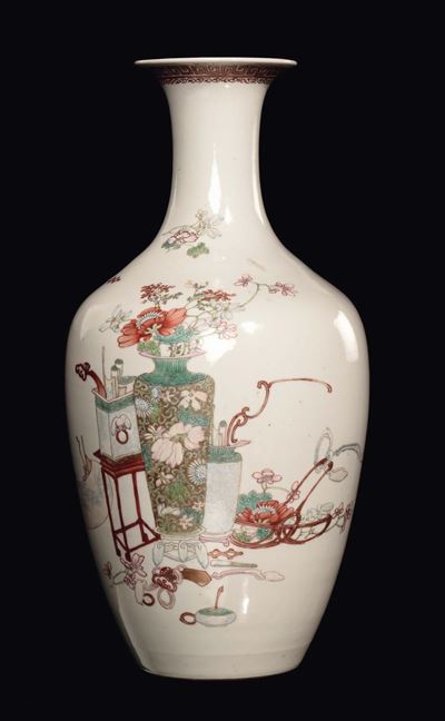 Vaso in Porcellana Famiglia Rosa Raffigurante Natura Morta con Vaso, Cina, Dinastia Qing, XIX Sec...