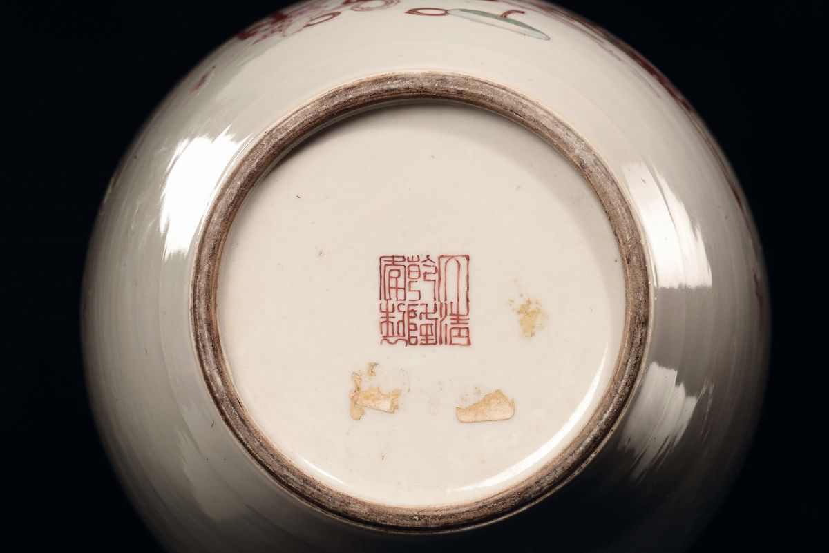Vaso in Porcellana Famiglia Rosa Raffigurante Natura Morta con Vaso, Cina, Dinastia Qing, XIX Sec...