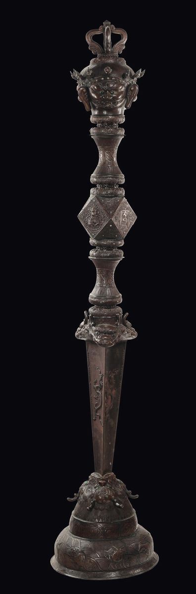 Raro Elemento Cerimoniale in Rame Sbalzato con Teste di Mahakela, Tibet, XVIII Secolo