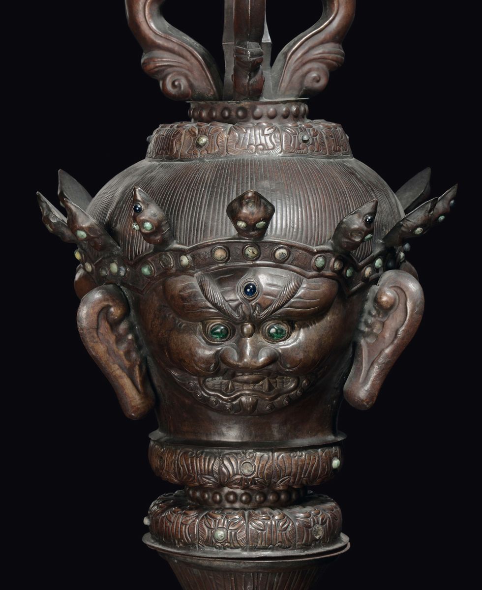 Raro Elemento Cerimoniale in Rame Sbalzato con Teste di Mahakela, Tibet, XVIII Secolo
