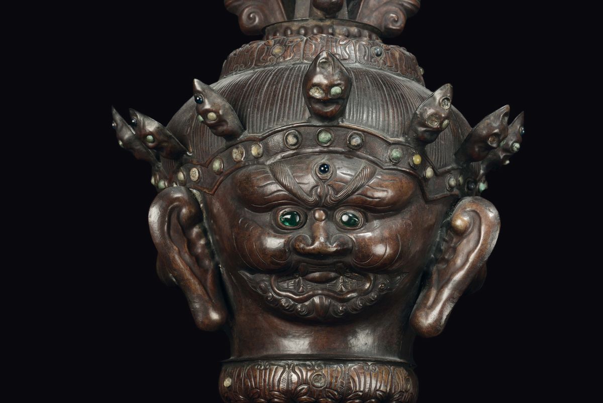 Raro Elemento Cerimoniale in Rame Sbalzato con Teste di Mahakela, Tibet, XVIII Secolo