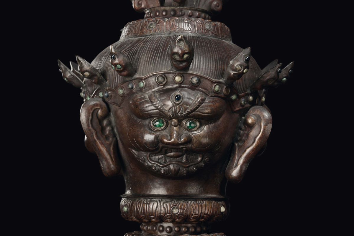 Raro Elemento Cerimoniale in Rame Sbalzato con Teste di Mahakela, Tibet, XVIII Secolo