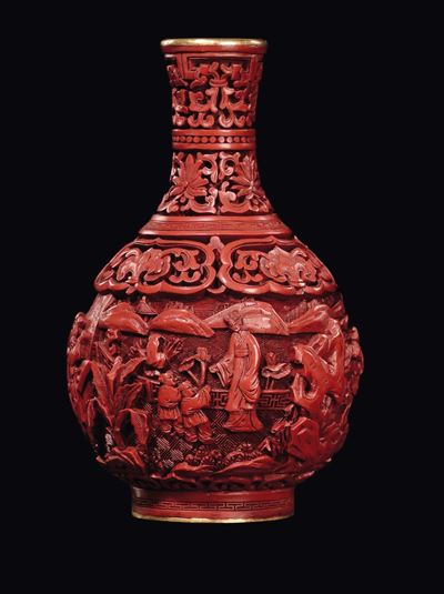 Vasetto in Lacca Rossa Intagliata con Scene di Vita di Corte, Cina, Inizio XX Secolo