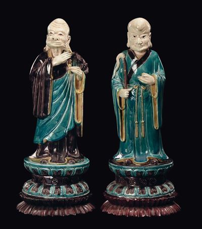 Coppia di Dignitari in Porcellana con Smalti Turchese e Melanzana, Cina, Dinastia Qing, Epoca Kan...