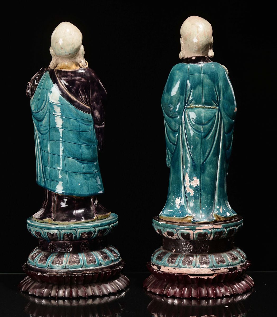 Coppia di Dignitari in Porcellana con Smalti Turchese e Melanzana, Cina, Dinastia Qing, Epoca Kan...