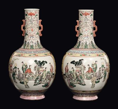 Coppia di Vasi Ad Ampolla in Porcellana Famiglia Verde con Scene di Vita di Corte, Cina, Dinastia...