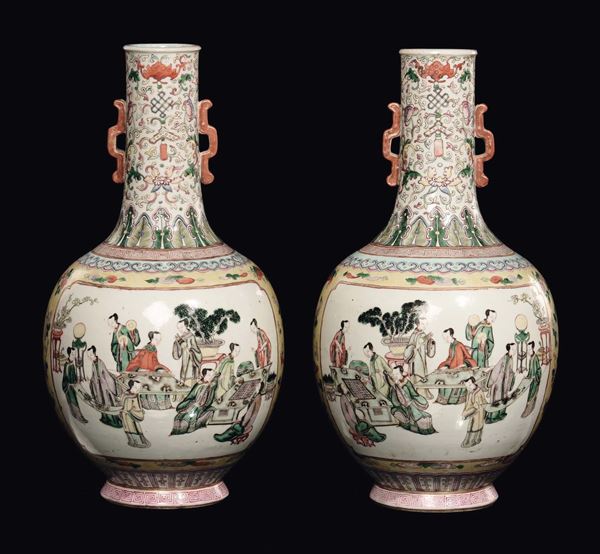 Coppia di vasi ad ampolla in porcellana Famiglia Verde con scene di vita di corte, Cina, Dinastia Qing, XIX secolo