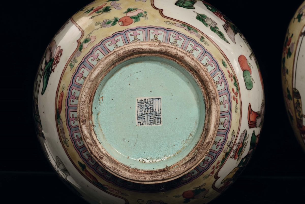 Coppia di Vasi Ad Ampolla in Porcellana Famiglia Verde con Scene di Vita di Corte, Cina, Dinastia...