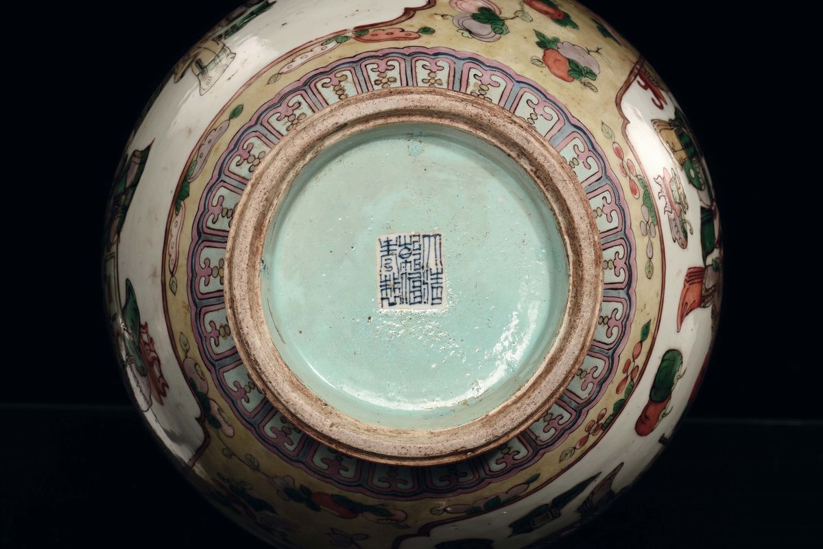 Coppia di Vasi Ad Ampolla in Porcellana Famiglia Verde con Scene di Vita di Corte, Cina, Dinastia...