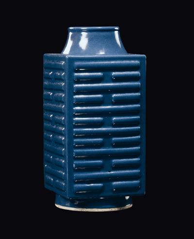 Vaso Kong in Porcellana Monocroma Blu con Sezione Quadrata, Cina, Dinastia Qing, XIX Secolo