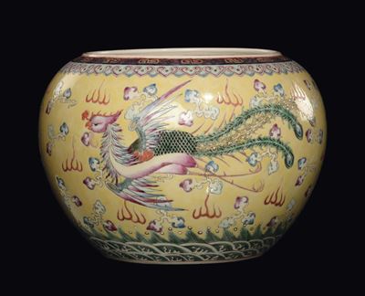 Vaso in Porcellana Famiglia Rosa a Sfondo Giallo con Raffigurazioni di Fenici, Cina, Repubblica, ...