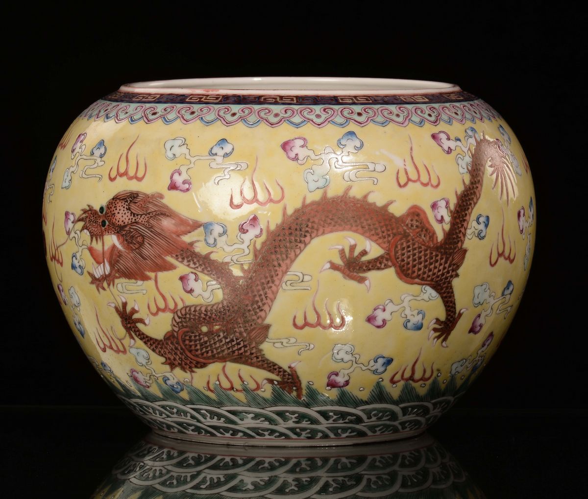 Vaso in Porcellana Famiglia Rosa a Sfondo Giallo con Raffigurazioni di Fenici, Cina, Repubblica, ...