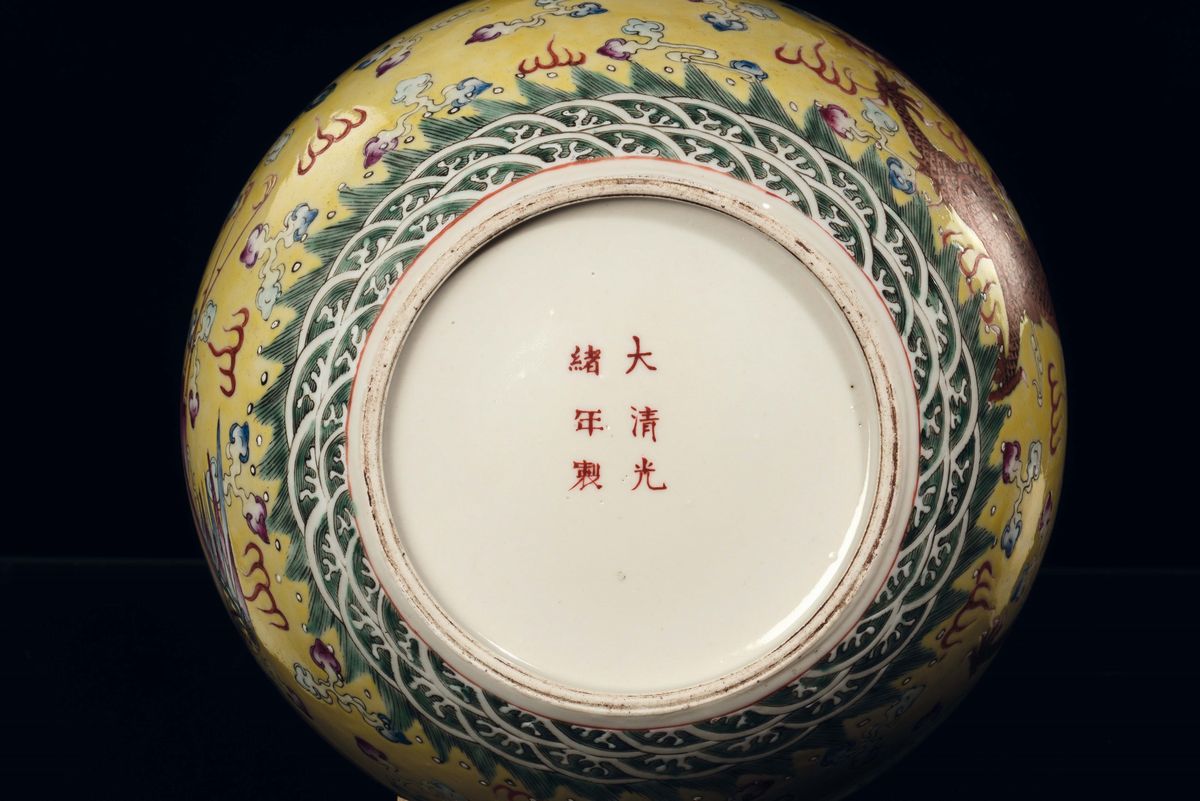 Vaso in Porcellana Famiglia Rosa a Sfondo Giallo con Raffigurazioni di Fenici, Cina, Repubblica, ...