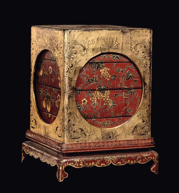 Raro portavivande in legno laccato e dorato, Cina, Dinastia Qing, marca e del periodo Qianlong (1736-1796)