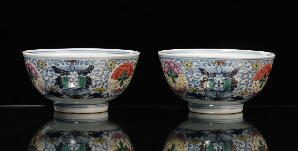 Coppia di Ciotole in Porcellana Famiglia Rosa con Decoro Blu e Fiori Rosa, Cina, Dinastia Qing, X...