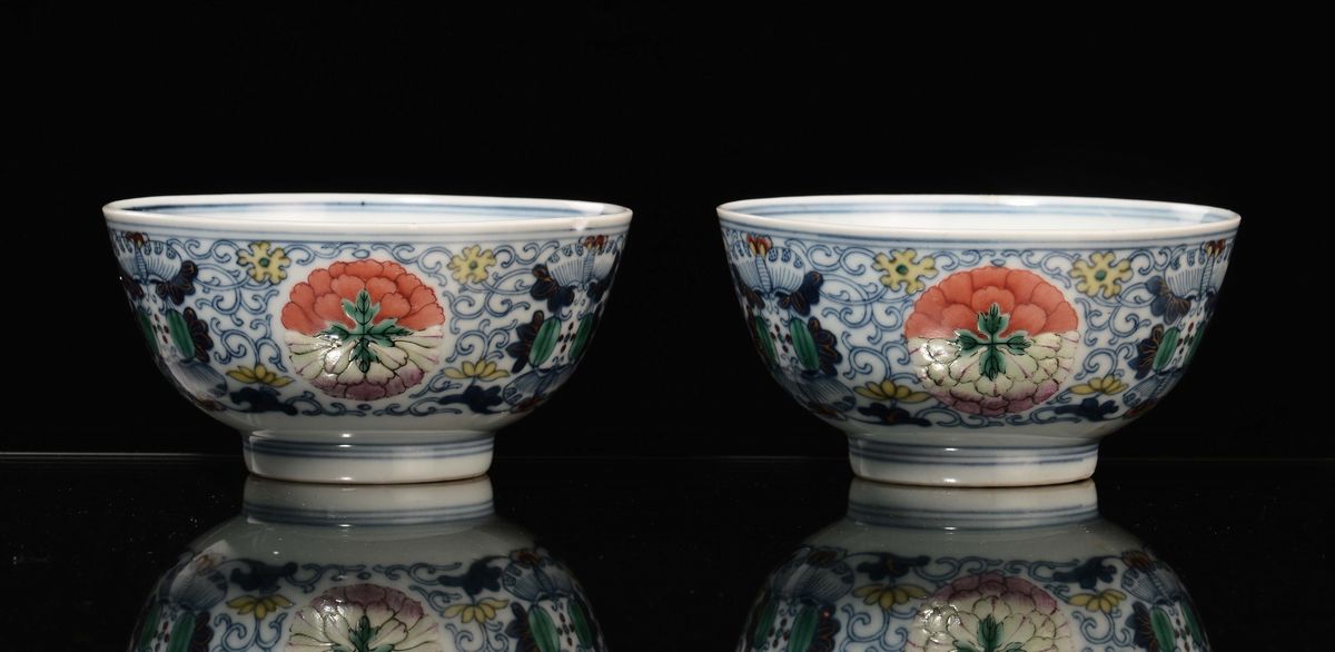Coppia di Ciotole in Porcellana Famiglia Rosa con Decoro Blu e Fiori Rosa, Cina, Dinastia Qing, X...