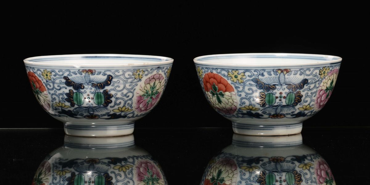 Coppia di Ciotole in Porcellana Famiglia Rosa con Decoro Blu e Fiori Rosa, Cina, Dinastia Qing, X...