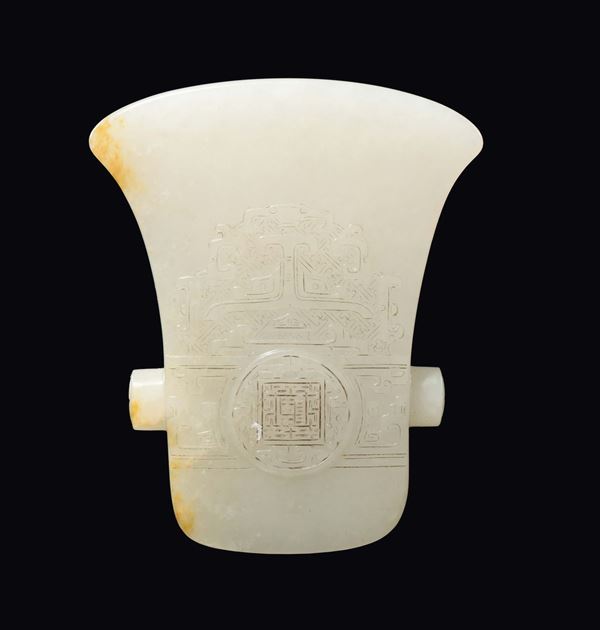 Straordinaria piccola ascia rituale in giada bianca incisa sui due lati con figure di taotie ed elementi arcaici, Cina, marca a rilievo e del periodo Qianlong (1736-1796)