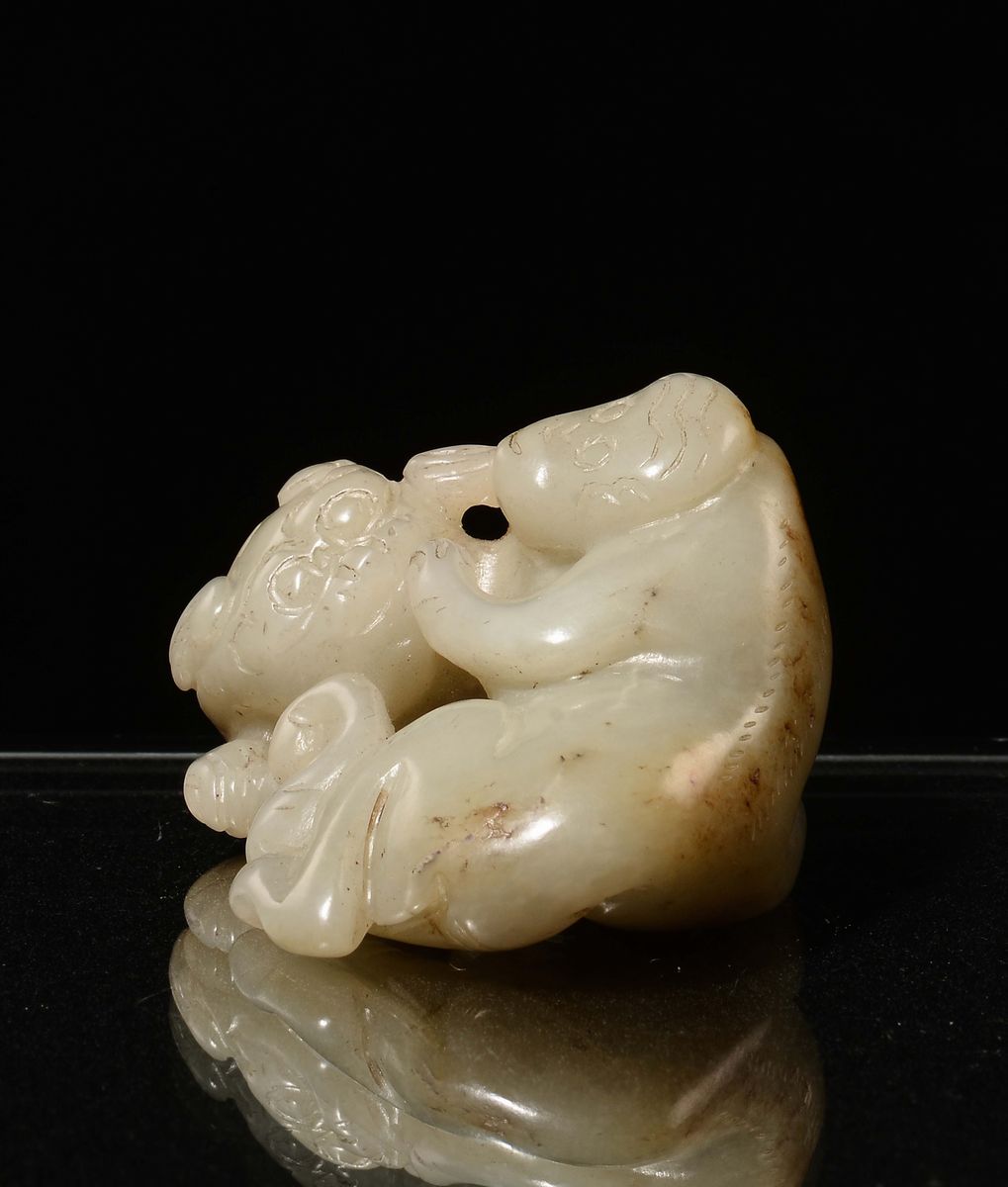 Gruppo in Giada Celadon con Russet Raffigurante Animali Fantastici, Cina, Dinastia Qing, Epoca Qi...